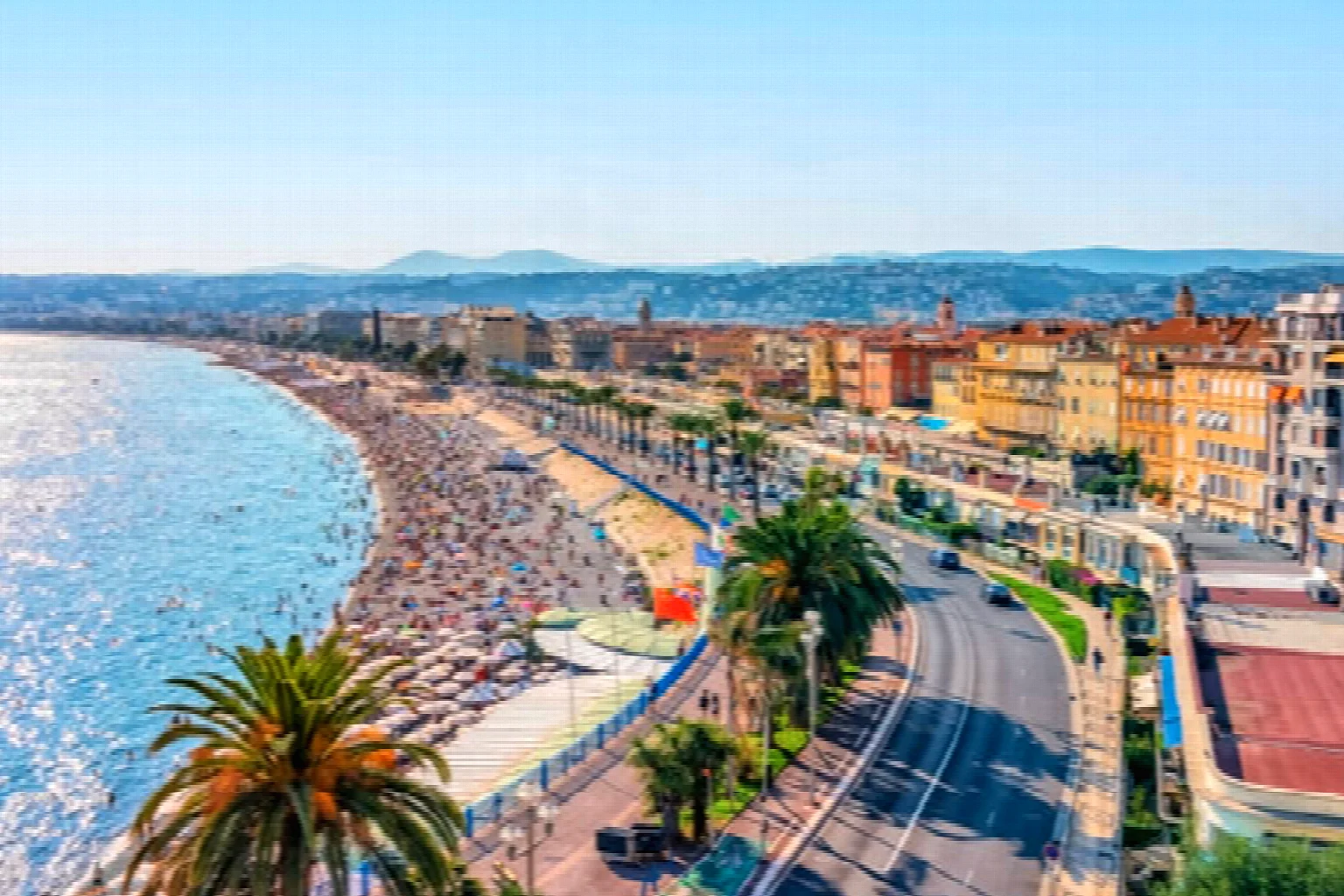 La Baie des Anges à Nice à l’arrivée d’un trajet en VTC depuis Paris