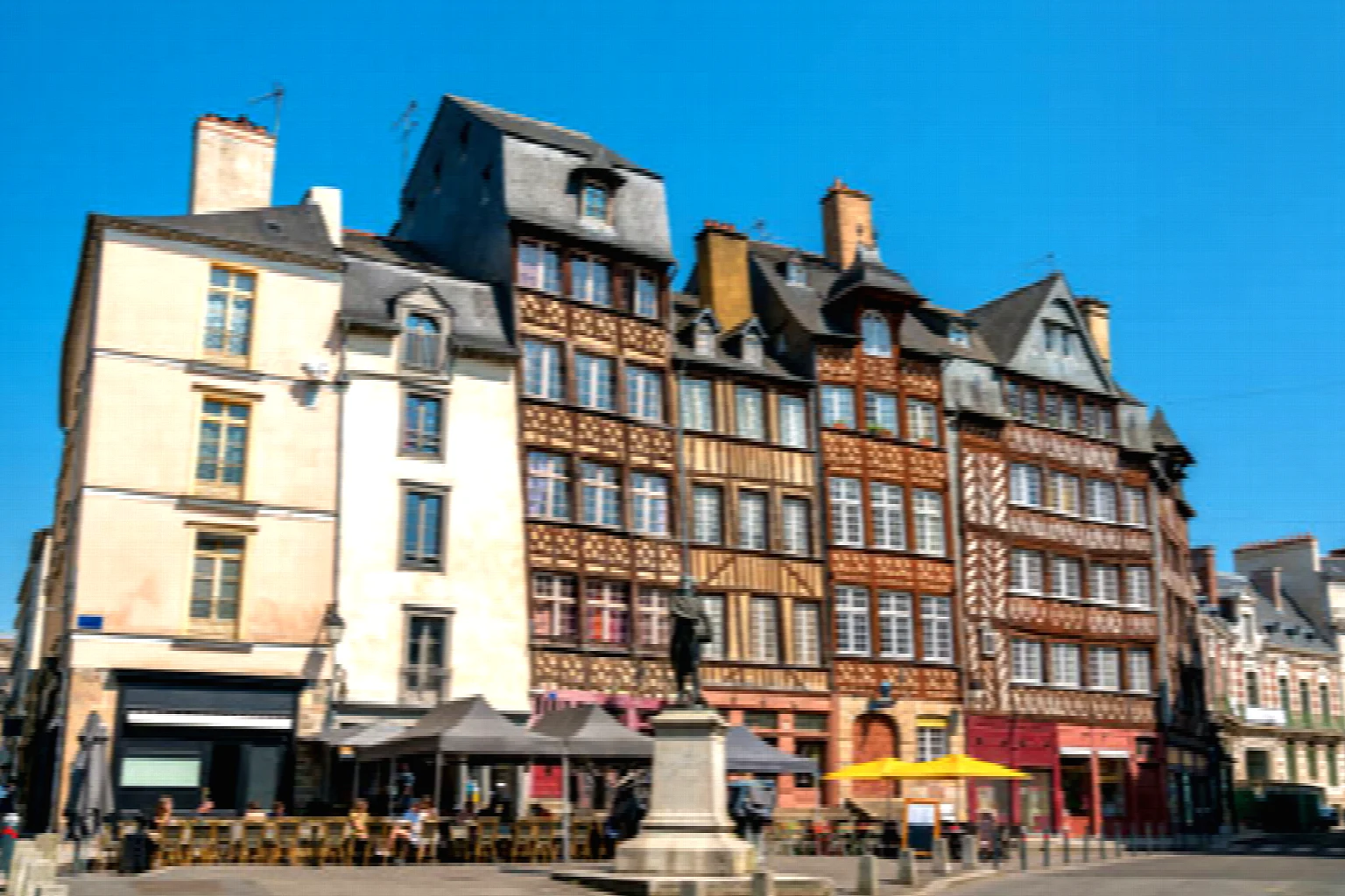 Maisons à colombages de Rennes à l’arrivée d’un trajet en VTC depuis Paris
