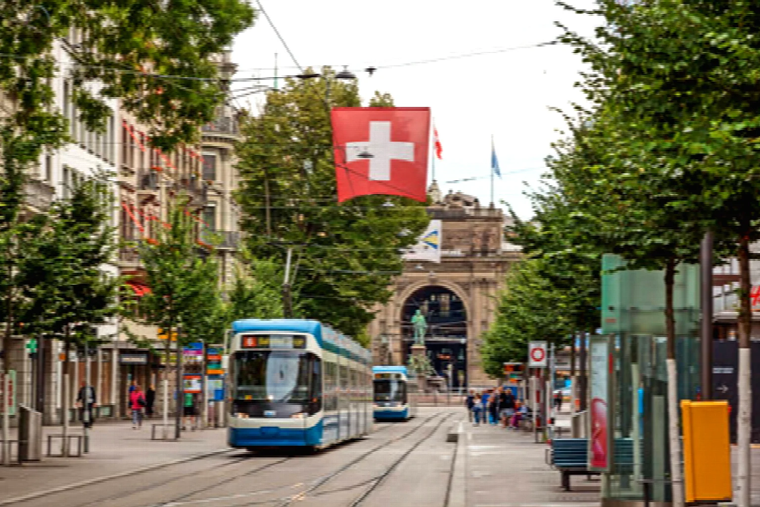 Zurich et la Limmat à l’arrivée d’un trajet en VTC depuis Paris